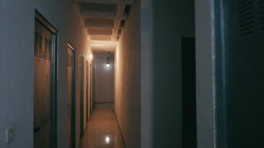 Yan taraflarında metal kapılar olan karanlık bir koridor. buharlaştırma