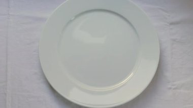 Masayı beyaz bir masa örtüsünün üzerine koymak. Yukarıdan görünüm