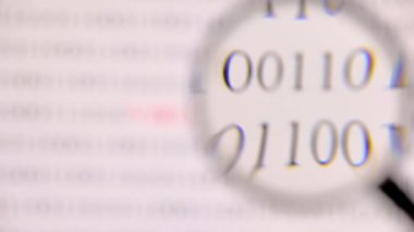 Bir el, bilgisayar virüsünü arayan bir büyüteçle dolu bir dizüstü bilgisayarın ekranında tutuyor.