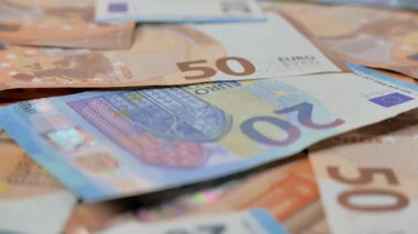 Yirmibeş avroluk banknotlarla kaplanmış bir şekilde yüzeye fırlatıldı.