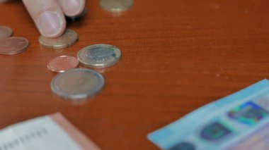 Masada bozuk para sayan bir adamın resmi..