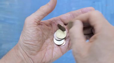 Elinde bozuk para sayan bir adam. Kapat.