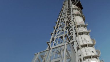Eski bir sanayi fabrikasının gökyüzüne karşı silueti
