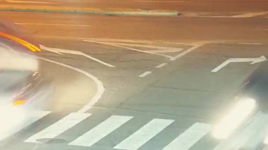 Trafikte Sürat Sürüşü Hızı. Trafiğin yoğun olduğu saatte. Alacakaranlıkta trafik çok yoğun..