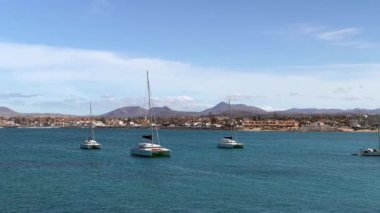 Lanzarote adasının kıyısında, Playa Blanca 'nın önünde, adanın güneyinde.