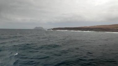Yarı ıssız La Graciosa adasının Atlantik Okyanusu manzarası, arka planda Lanzarote adasını görebilirsiniz.