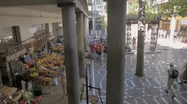 FUNCHAL, PORTUGAL - 12 Eylül 2017: Portekiz 'in başkenti Madeira, Funchal' daki ünlü Mercado dos Lavradores 'in sebze pazarını ziyaret eden turistler