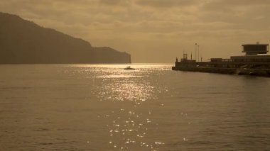 Madeira adasının başkenti Funchal 'da gün batımında kıyı manzarası