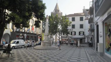 FUNCHAL, PORTUGAL - 13 Eylül 2017: Katedralin yanındaki Largo do Chafariz (Fountain Square)