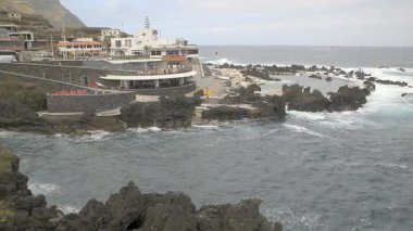 Portekiz 'in Madeira Adası' nda lav-kaya havuzlu Porto Moniz köyü.