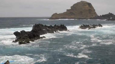 Atlantik Okyanusu 'nun dalgaları Madeira Adası sahilindeki kayalara çarptı.
