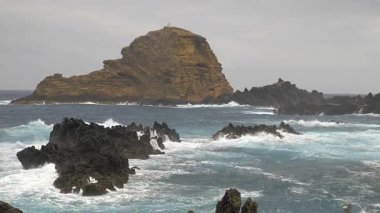 Atlantik Okyanusu 'nun dalgaları Madeira Adası sahilindeki kayalara çarptı.