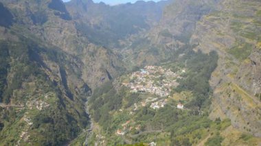Madeira. Serrado 'nun bakış açısı. Arka planda Curral das Freiras köyü