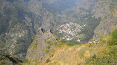Madeira. Serrado 'nun bakış açısı. Arka planda Curral das Freiras köyü