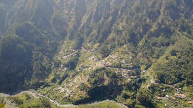 Madeira. Serrado 'nun bakış açısı. Arka planda Curral das Freiras köyü