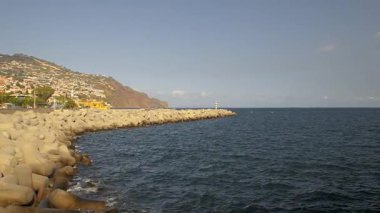 Madeira adasının başkenti Funchal 'daki dalgakıran manzarası