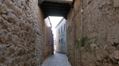 İspanya 'nın Zamora şehrinin tarihi merkezinde ortaçağ geçidi. eğilim