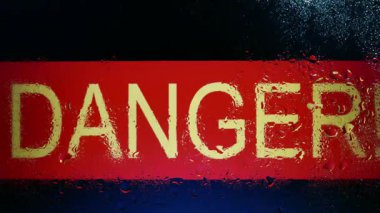 'DANGER' kelimesi yağmur damlalarıyla kaplı