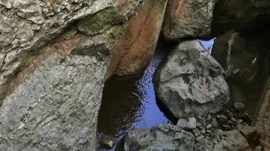 Bir vadinin dibindeki dağ deresi.