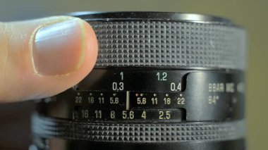 35 milimetrelik analog kameranın eski bir fotoğraf merceğine odaklan