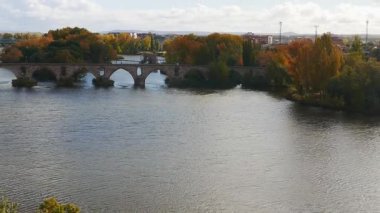 Zamora, İspanya 'dan geçen Douro Nehri. Uzaklaştır