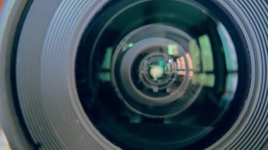 Kameranın merceklerini yakın plan döndür. Camdaki yansımalar. geniş açı