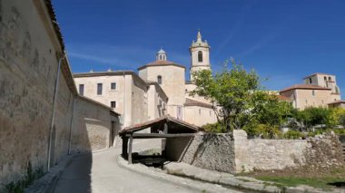 Santo Domingo de Silos Abbey, İspanya 'nın Burgos eyaletinin Santo Domingo de Silos kasabasında yer alan bir manastır. Pan