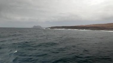 Yarı ıssız La Graciosa adasının Atlantik Okyanusu manzarası, arka planda Lanzarote adasını görebilirsiniz.