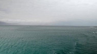 Lanzarote Kanarya Adası 'nın kuzey kıyısı Atlantik Okyanusu' ndan görünüyor.