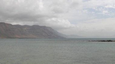 Lanzarote 'nin kuzey kıyısı manzarası komşu ada La Graciosa' dan