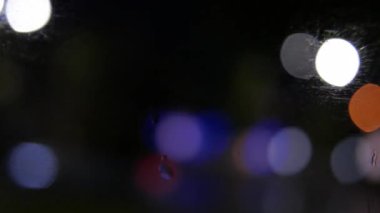 Gece araç ışıklarının odaklanmış arka planı