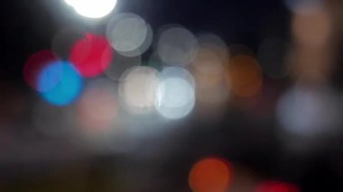 Gece araç ışıklarının odaklanmış arka planı