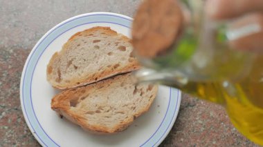 Tost dilimlerine zeytin yağı dök. Yukarıdan görünüm