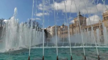 İspanya Valladolid 'deki Akademia de Caballeria (Süvari Akademisi). Önce süs çeşmesi. Çekim