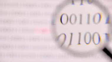 Bir el, bilgisayar virüsünü arayan bir büyüteçle dolu bir dizüstü bilgisayarın ekranında tutuyor.