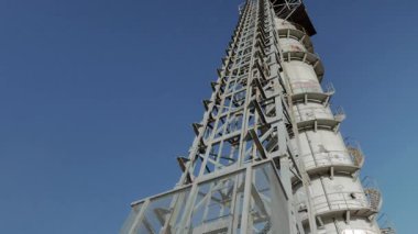 Eski bir sanayi fabrikasının gökyüzüne karşı silueti