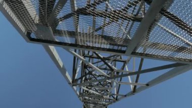 Gökyüzüne karşı eski bir sanayi fabrikasının silueti. Eğik atış