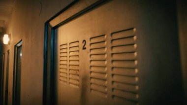 Şifreli, sağlam kapıları olan karanlık bir koridor. Eski 16 mm film görüntüsü