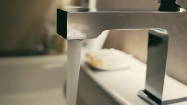 Modern Tuvaletteki Musluktan Su Akıyor. Kapat.