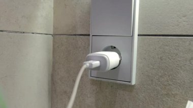 Erkek el Avrupa elektrik prizini bir duvar prizine bağlıyor