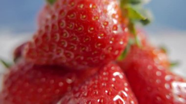 Olgun çileklerin dönüşümlü yakın plan çekimi