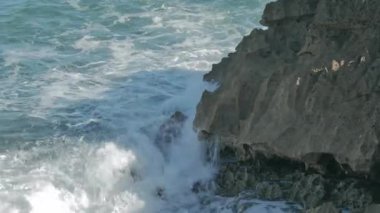 Denizin dalgaları Rocky Coast 'u kamçıladı. güneşli bir gün