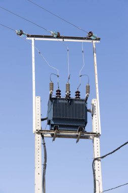 Kaburgaları soğuyan transformatörlü elektrik dağıtımı