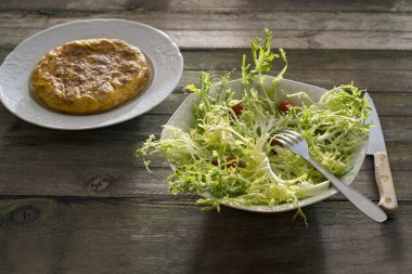 İspanyol omleti ve salata İspanyol omleti ve ahşap bir masada salata.
