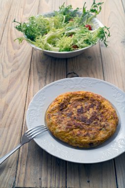 İspanyol omleti ve salata İspanyol omleti ve ahşap bir masada salata.