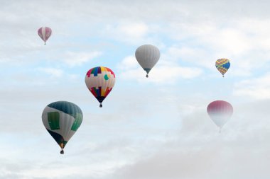 renkli sıcak hava balonları mavi gökyüzü