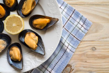 Buharda pişmiş taze midye yakın plan..