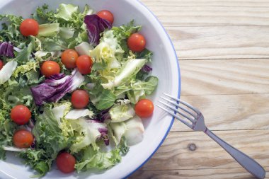 Kiraz domatesli salata, marul, hindiba, su teresi. ...