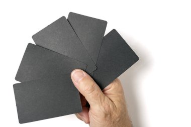 Beş tane boş siyah kart tutan adamın elini kapat. Stüdyo çekimi beyazda izole edildi.