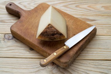 Peynir ve Bıçak Kesme Tahtasında
